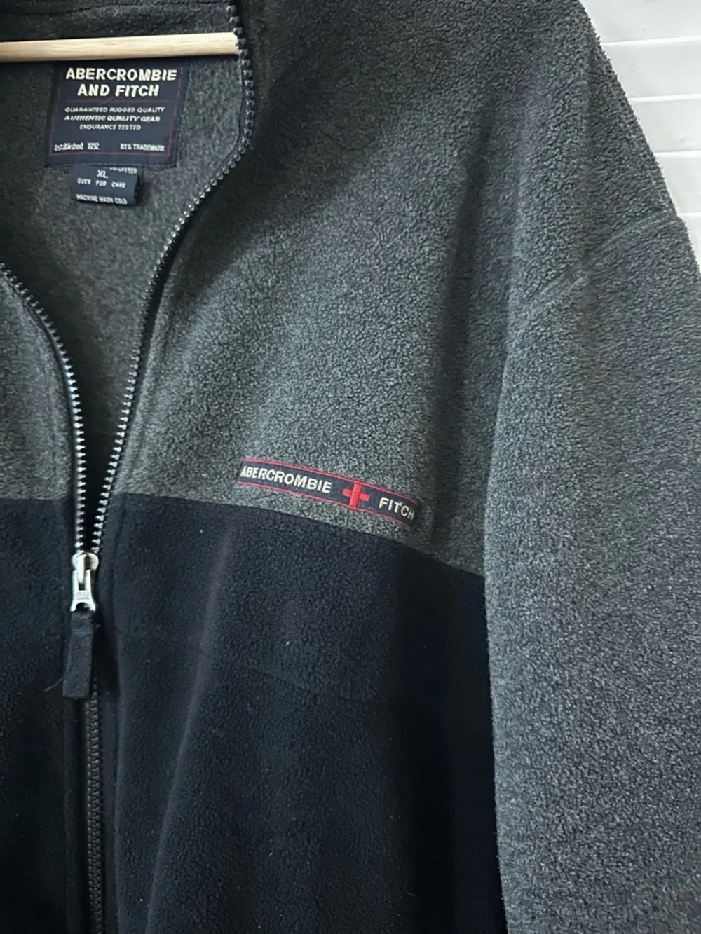 Vintage YTK Abercrombie & Fitch Men's Two-Tone Gray & Black Fleece Jacket